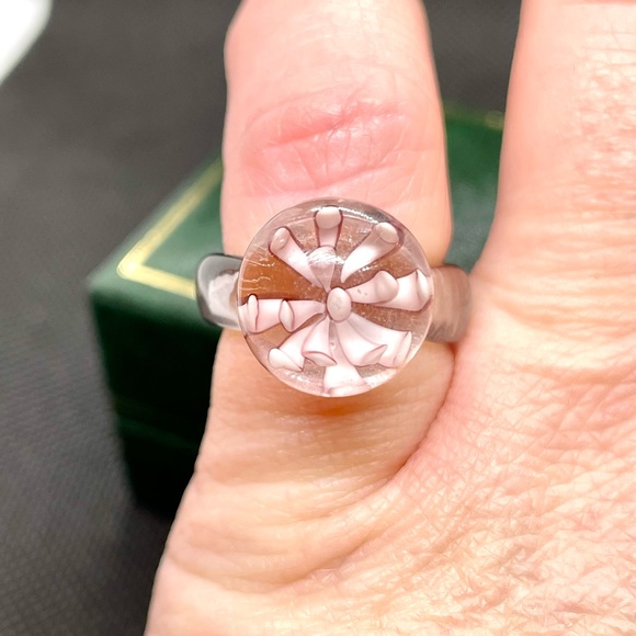Unique Artisan shades of pink glass Flower design centre Sz 4 ring - Picture 4 of 5